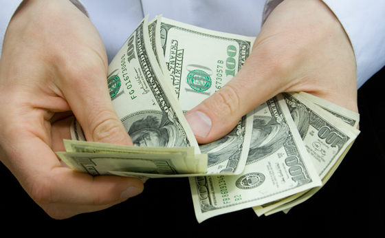 Dólar acompanha o cenário externo e fecha a R$ 4,12; Bolsa cai