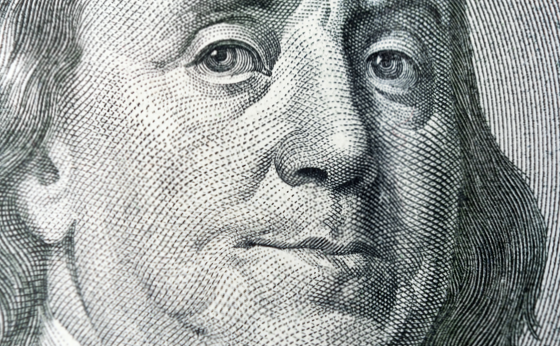 Dólar sobe com exterior e volta a operar acima do patamar de R$4