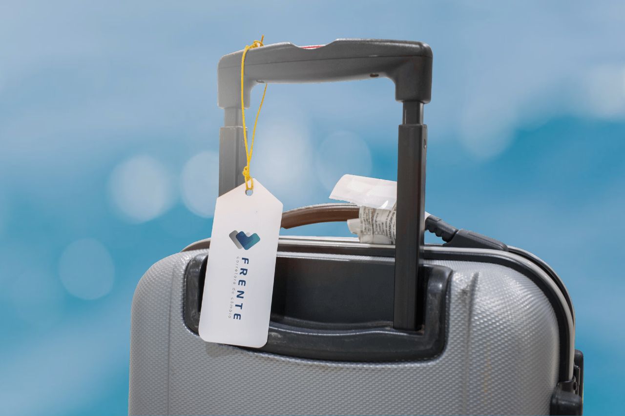 Imagem de uma mala de viagem com uma etiqueta da Frente Corretora Imagem de uma mala de viagem com uma etiqueta da Frente Corretora